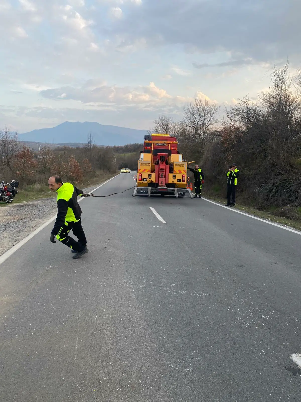 Жълт репатрак IVECO с полицейски автомобил на магистрала