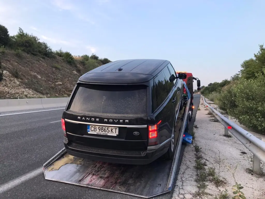 Range Rover натоварен на платформа за репатриране